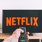 【2026年最新】Netflix・Amazonプライム・U-NEXT徹底比較｜料金・作品数・機能で選ぶならどれ？